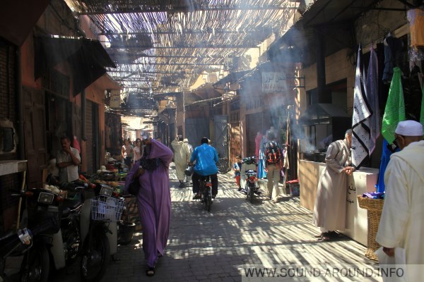 The streets are often noisy with talk, mopeds, the rustle of slippers. Merchants shout, honk horns of cars. Listen it ...