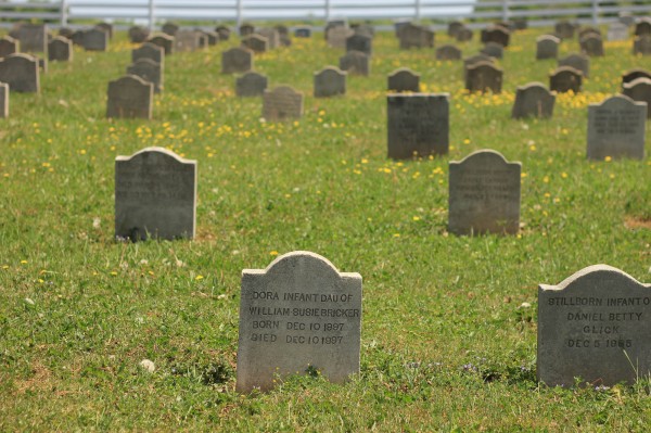 1 (31) кладбища или могилы эмишей (на смешанных территориях) можно различить сразу - всё очень просто, детей хоронят в одном углу, стариков в другом