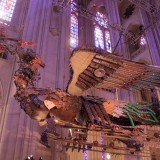 весьма интересная история о том, как за большие деньги один китайский художник выставил прямо внутри собора Иоанна Богослова двух гигантских драконов