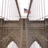 Бруклинский мост является самым популярным среди туристов только лишь потому, что прогуляться через него можно прямо по центру - над несущимися машинами